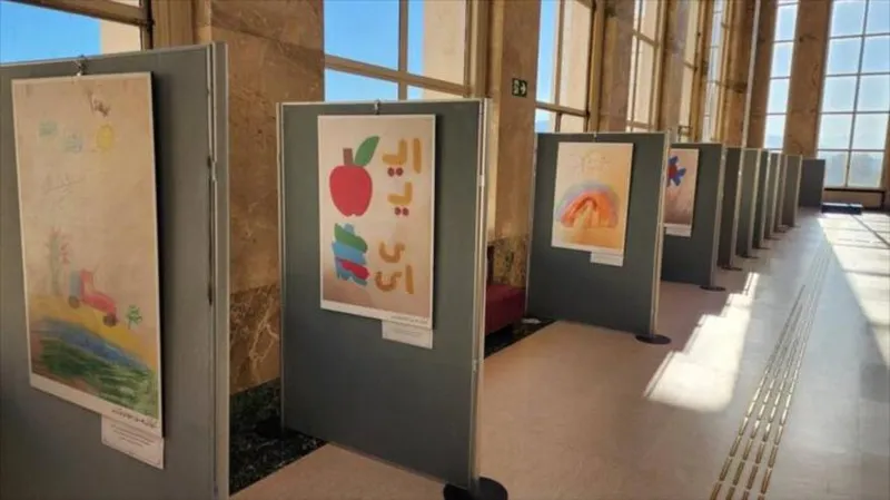 Irán exhibe pinturas de estudiantes de Minab en la sede de ONU en Ginebra