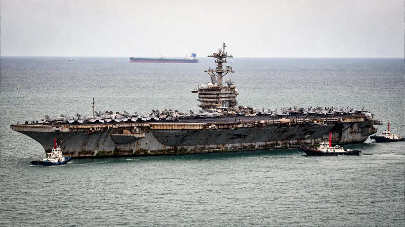Un gigante viejo y oxidado: Así luce el USS Abraham Lincoln tras huir de Medio Oriente