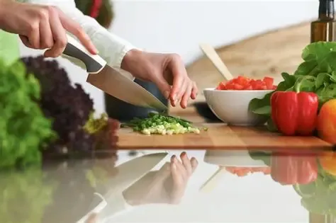 Contratan a “suplentes de vida” para cocinar, acompañar y discutir