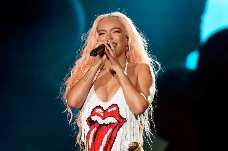 Karol G le juega divertida broma a Becky G en una dinámica con “Elle”