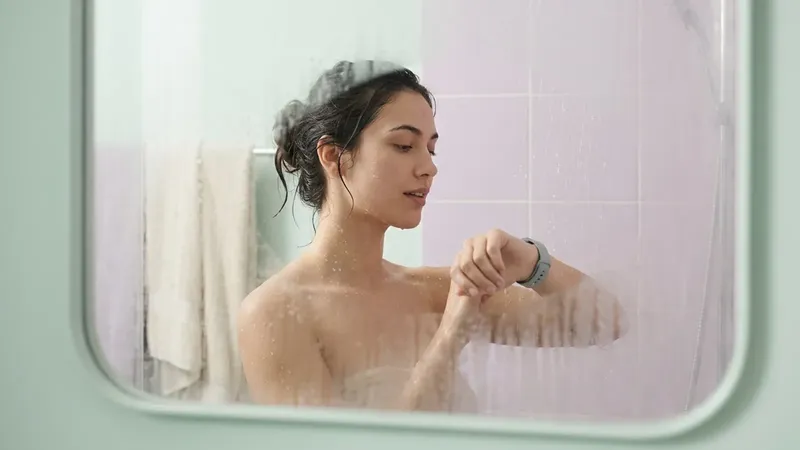 Aunque sea resistente al agua, nunca deberías ducharte con tu smartwatch: “Simplemente, NO LO HAGAS”