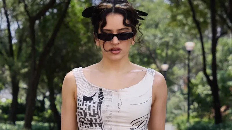 Rosalía revive el estilo de Carrie Bradshaw con uno de los estampados más icónicos
