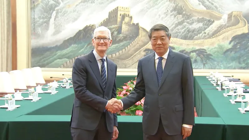 El vicepremier chino, He Lifeng, se reúne con el presidente ejecutivo de Apple, Tim Cook