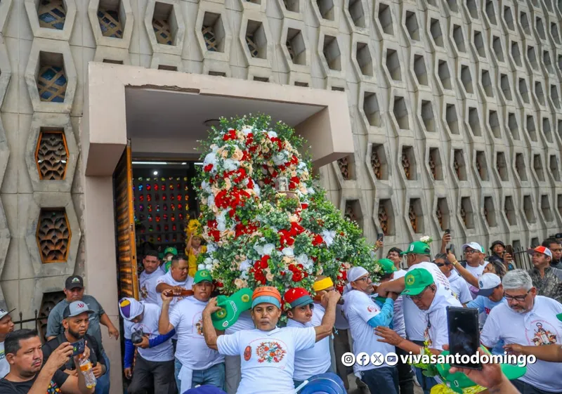 Miles de promesantes acompañan recorrido de Santo Domingo por los barrios orientales de Managua