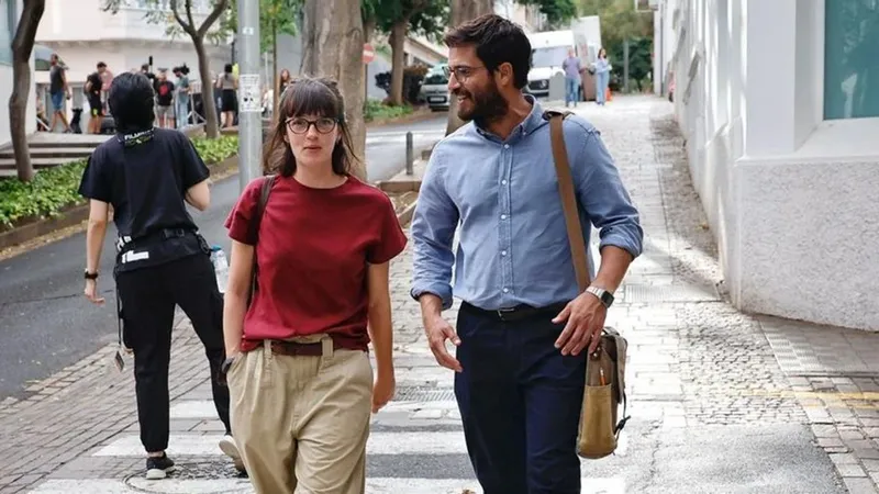 "Nace de la propia experiencia vital y generacional de llevar años en búsqueda permanente de piso": llega a los cines 'Nuda propiedad'