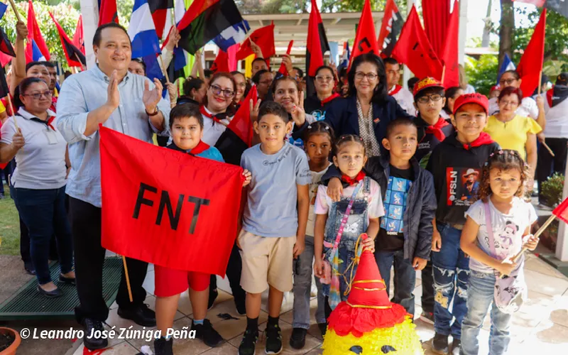 Comunidad educativa de la UNAN-Managua celebran el Día de la Alegría con concierto matutino