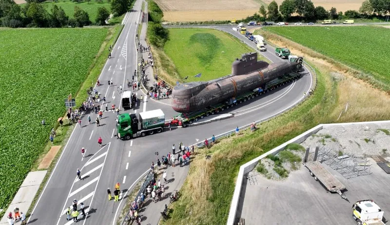 Alemania cortó el tráfico de carreteras y pueblos enteros en pleno verano. Mover un submarino gigantesco fue la mayor atracción del año