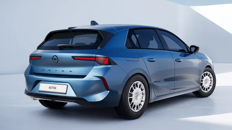 Opel recupera las llantas de acero para abaratar su Astra eléctrico: 156 CV, 454 km de autonomía y 36.490 euros