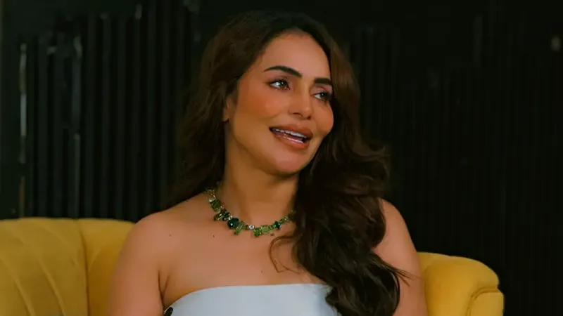 Nikita Rawal queda en shock tras ser besada en los labios por una fan durante una alfombra roja