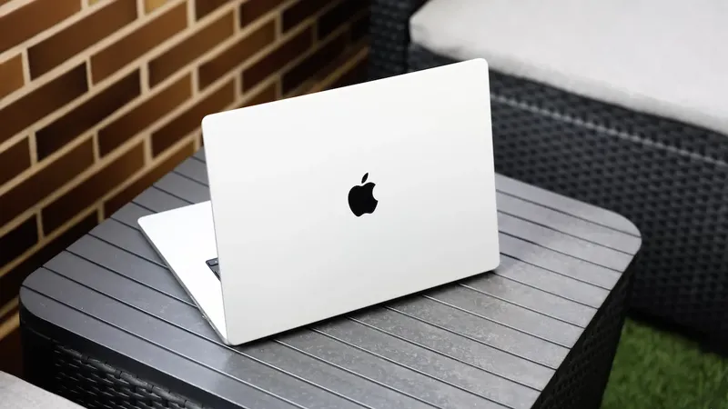 ¿Comprar un MacBook nuevo o reacondicionado en 2026? La guía para no tirar tu dinero
