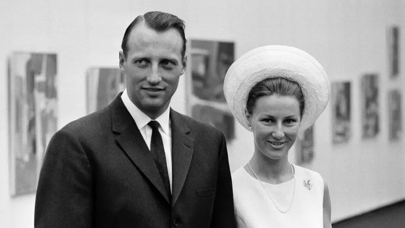 Harald V y Sonja: el príncipe que se negó a renunciar a su amor por una plebeya