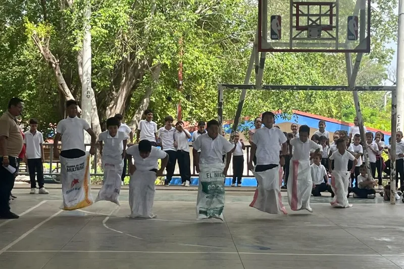 Estudiantes celebran su día con alegría en el Colegio República de Cuba