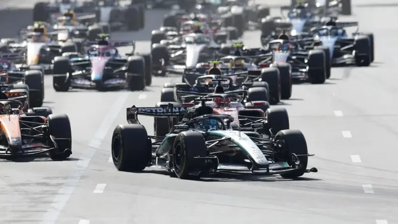 Russell gana por solo 0"01 ante un Verstappen estelar en Bakú; Sainz remonta y tortura para Alonso