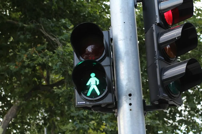 Confirmado en el BOE: los coches ya no podrán cruzar un paso de cebra con el semáforo de peatones en verde