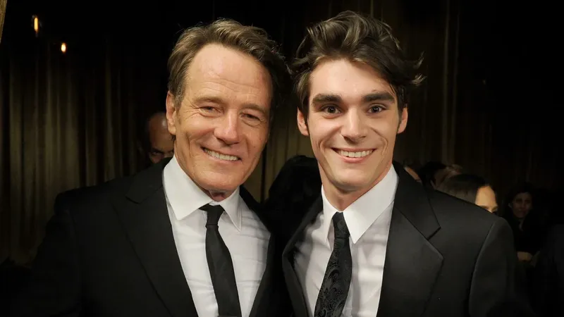 Bryan Cranston, Aaron Paul y más actores de ‘Breaking Bad’ se despiden de RJ Mitte: ‘Te echaré de menos, hijo’