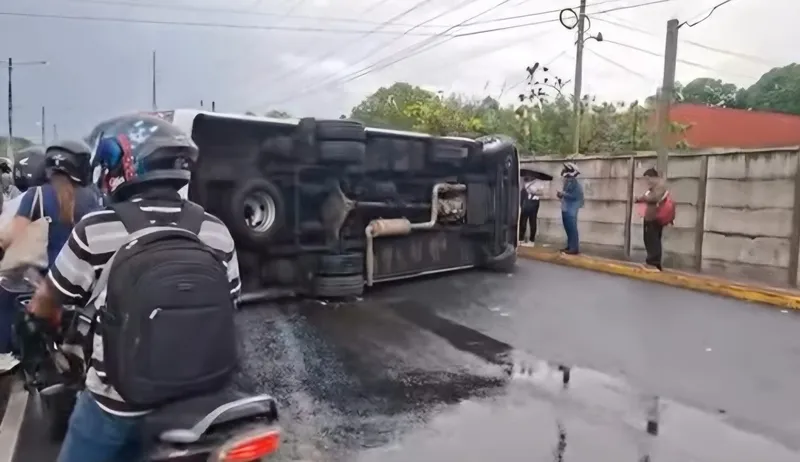 Más de una docena de pasajeros lesionados por vuelco de microbús en la carretera Managua-Masaya