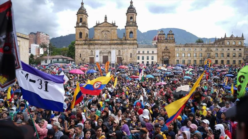 Miles marchan en Colombia en la primera protesta contra De la Espriella