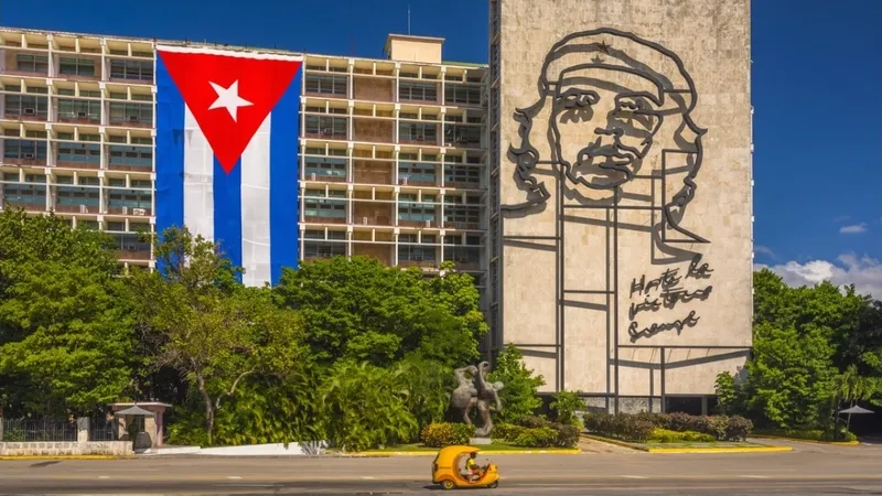 Irán califica de “terrorismo económico” el bloqueo de EE.UU contra Cuba