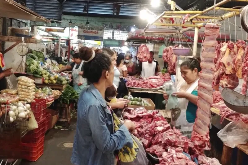 ¡Buenas noticias! Pollo entero, posta de cerdo y queso seco cuestan menos