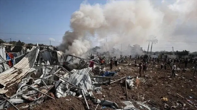 Gaza: Israel incendia un campamento en Gaza y desplaza a 800 palestinos