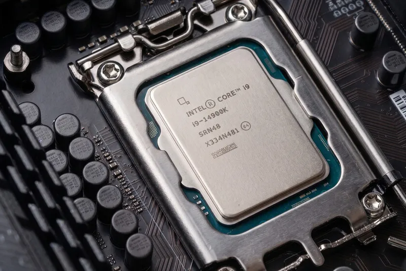 Intel ha reconocido algo paradójico: su principal competidor en la fabricación de chips es su mayor aliado
