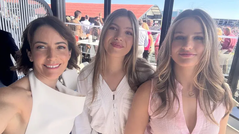 Alondra de la Parra, junto al rey de España, la princesa Leonor y la infanta Sofía en el Gran Premio de Madrid