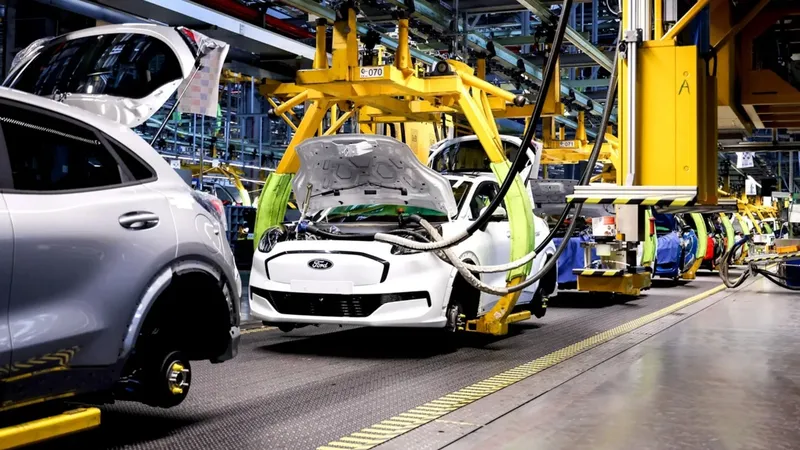 Ford y Dacia paralizan sus fábricas de Rumanía 3 semanas por culpa de la crisis climática y la falta de agua en los ríos