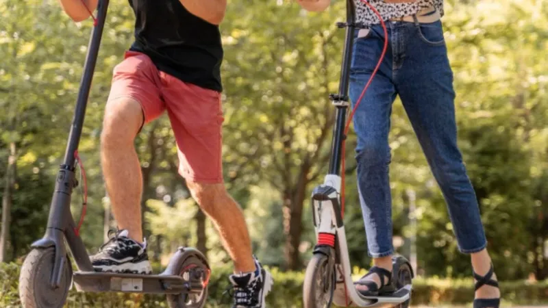 Los patinetes eléctricos cambian de reglas en España: casco, edad mínima, seguro y registro obligatorio