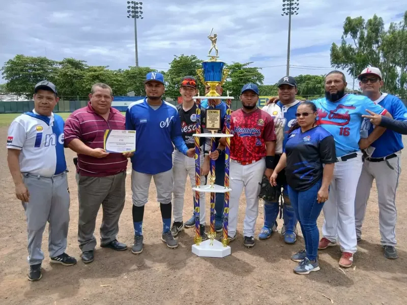 INE se corona campeón por tercera ocasión del campeonato del torneo de softbol