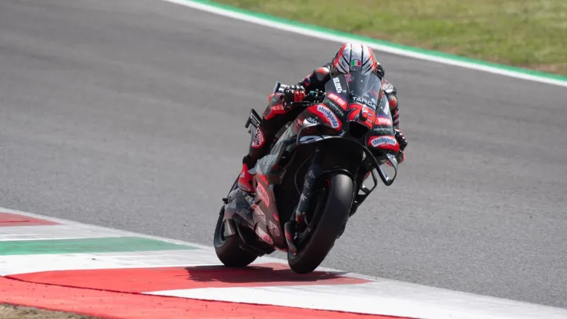 Bezzecchi destroza el récord de la pole en Mugello, pero Marc Márquez planta cara y saldrá 4º