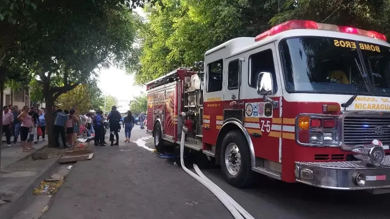 Bomberos Unidos sofocan incendio de viviendas en Reparto Schick