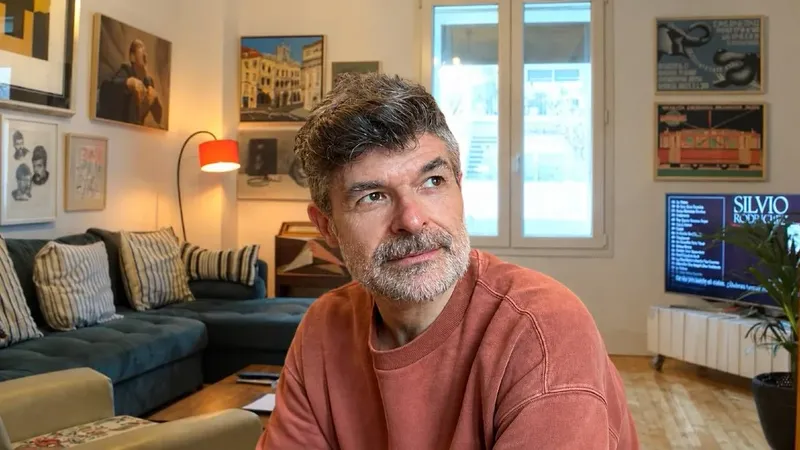 Entra en la casa del actor Nacho Guerreros: 150 m² en pleno centro de Madrid con muchos objetos de coleccionista y juguetes vintage