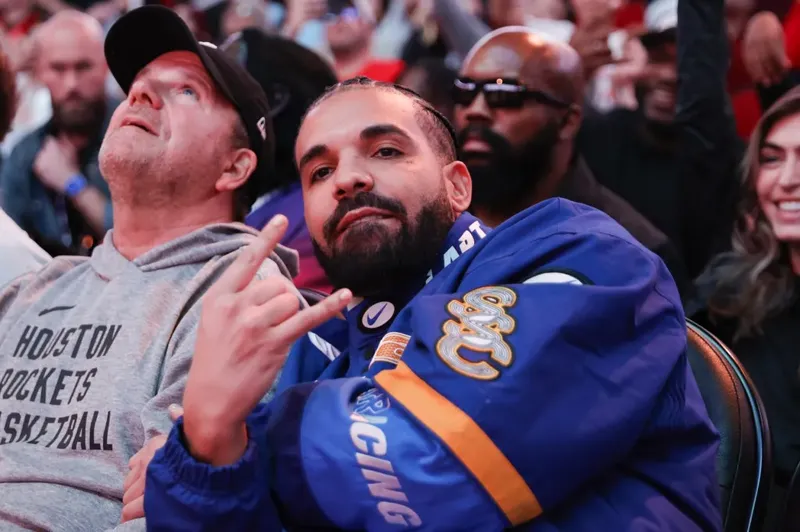 Drake asiste al show de Karol G en Toronto y aparece en la pantalla gigante