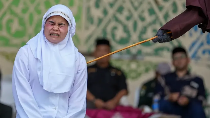 Un beso en transmisión de TikTok terminó con 21 latigazos para una pareja en Indonesia