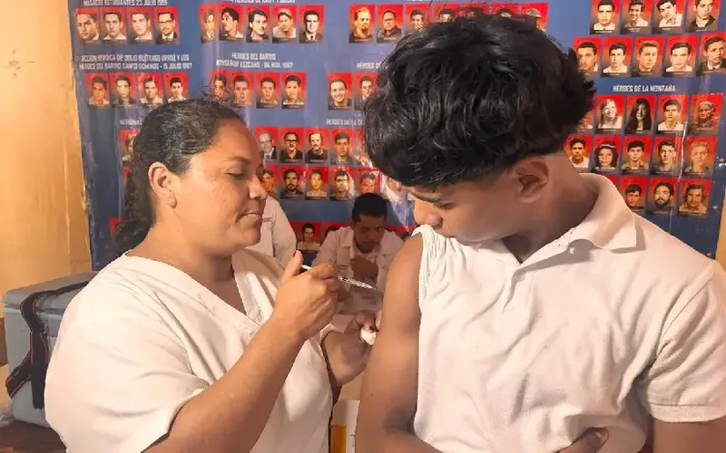 Jornada de vacunación contra el VPH llega al colegio Rigoberto López Pérez