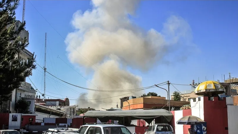 Pakistán lanza “ataques selectivos” en Afganistán, que denuncia la muerte de decenas de civiles