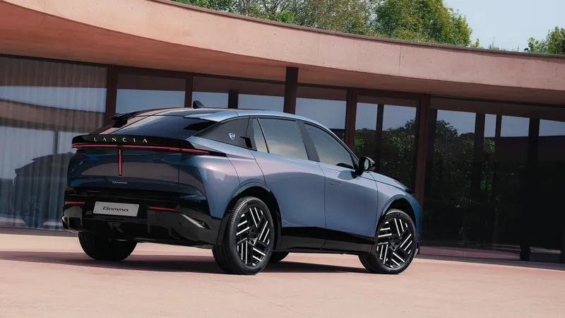 Iba a ser 100% eléctrico, pero al final no: tras 40 años desaparecido, Lancia recupera uno de sus coches más legendarios