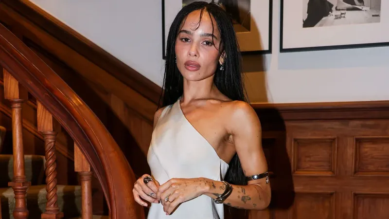 Zoë Kravitz finalmente presume su impactante anillo de compromiso valuado en medio millón de dólares