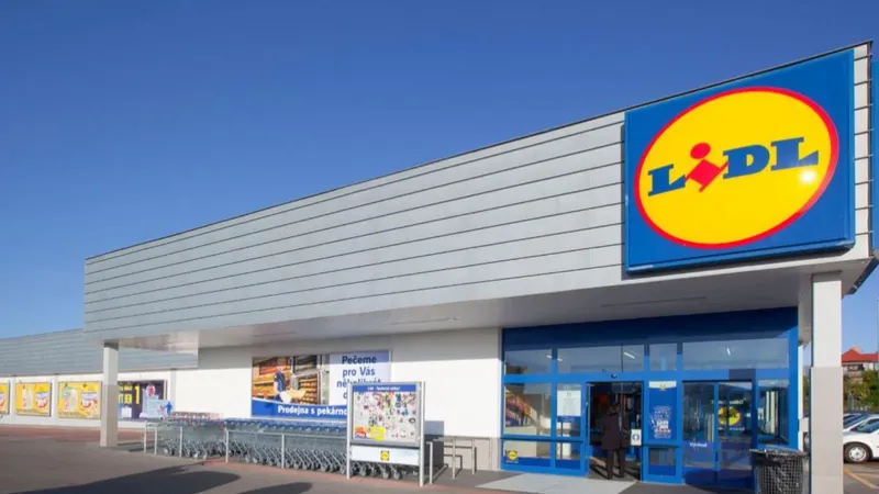 El abrigo de Lidl con el que no se te mojará el iPhone: repele el agua y además es calentito