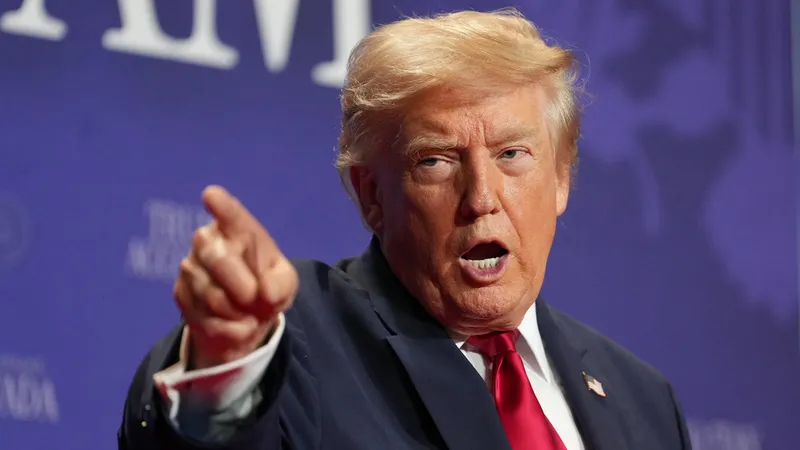 Trump tacha de "traidores" los reportes sobre la escasez de municiones en EE.UU. y los niega
