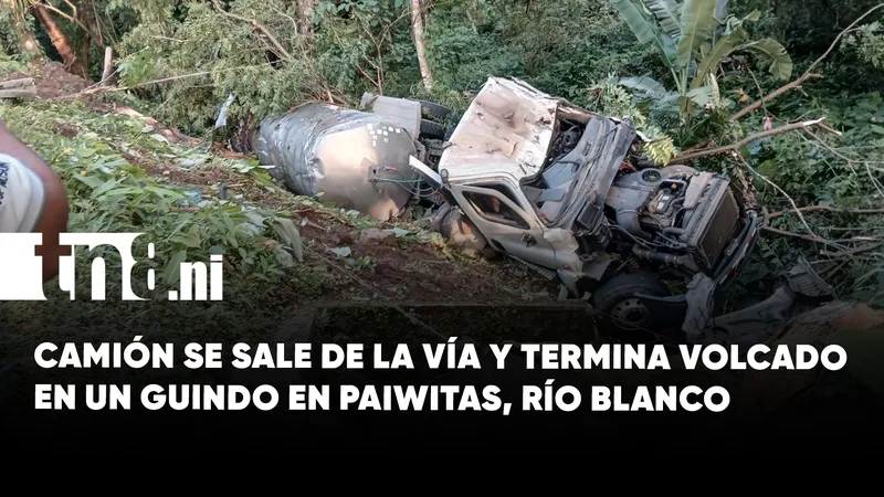 Camión termina volcado en un guindo en Paiwitas, Río Blanco