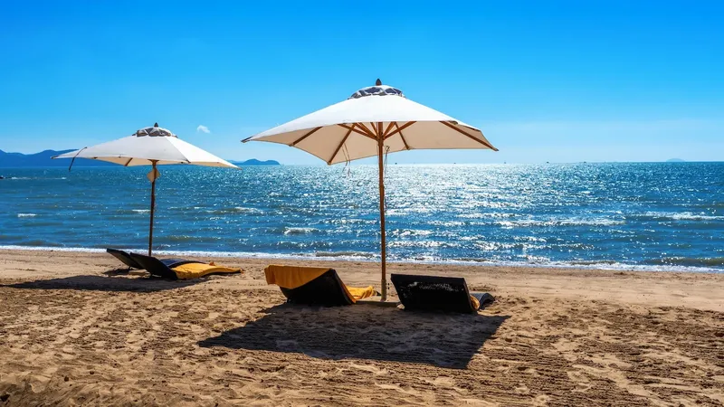 La sombrilla de la playa no te refresca tanto como crees: la ciencia explica por qué sigues pasando calor a la sombra