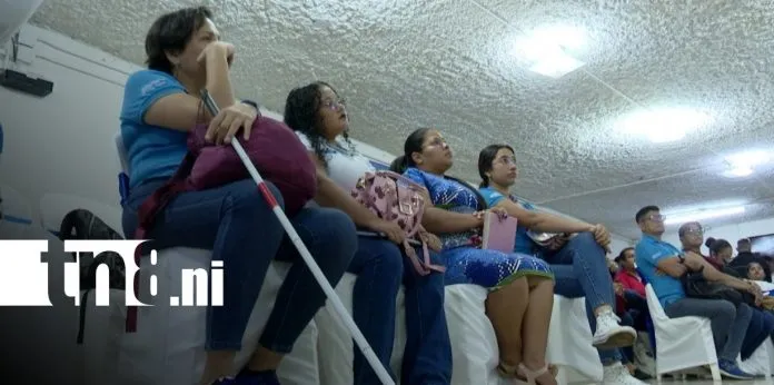 Servidores públicos reciben capacitación para atender a personas con discapacidad visual
