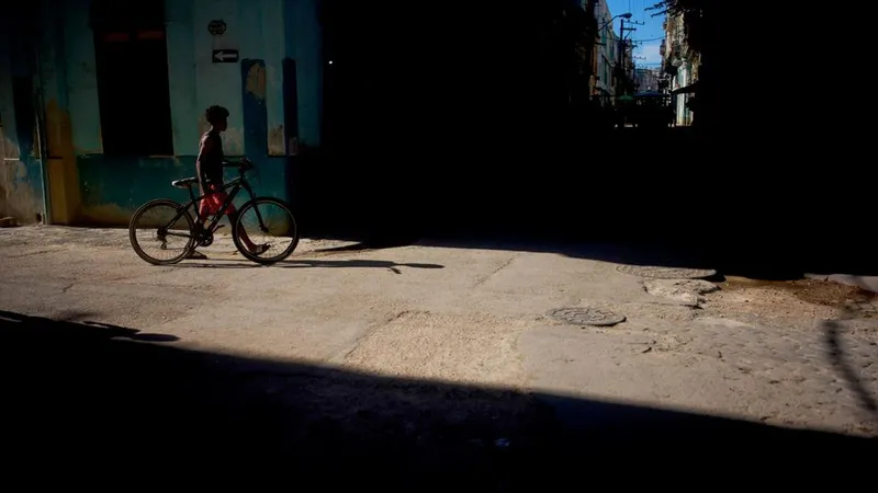 Cuba activa protocolos para recuperar su red energética nacional