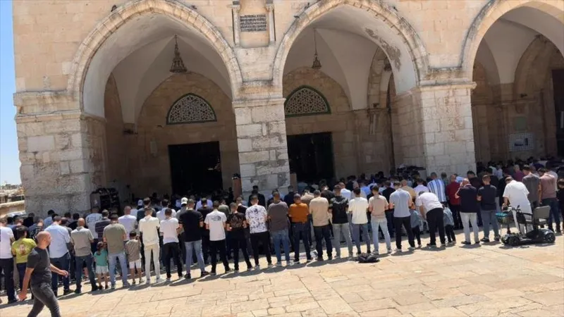 Decenas de miles de palestinos rezan en Al-Aqsa pese a restricciones israelíes