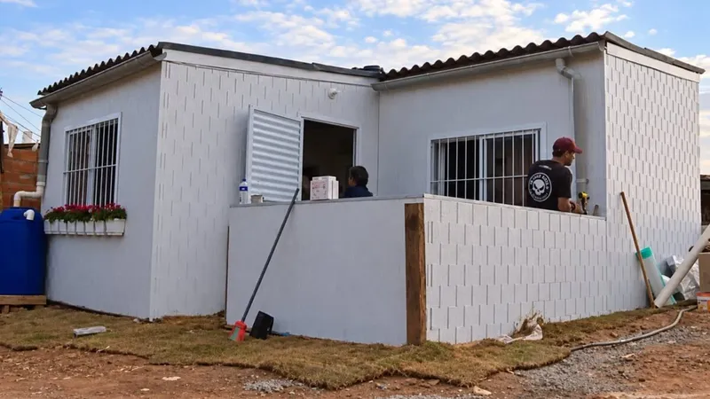 En Brasil construyeron una casa con dos toneladas de plástico reciclado en solo 15 horas: así funciona el innovador sistema de viviendas