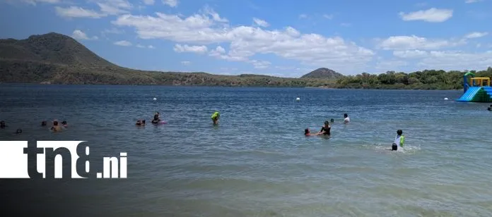 Familias disfrutan un refrescante domingo en Laguna de Xiloá