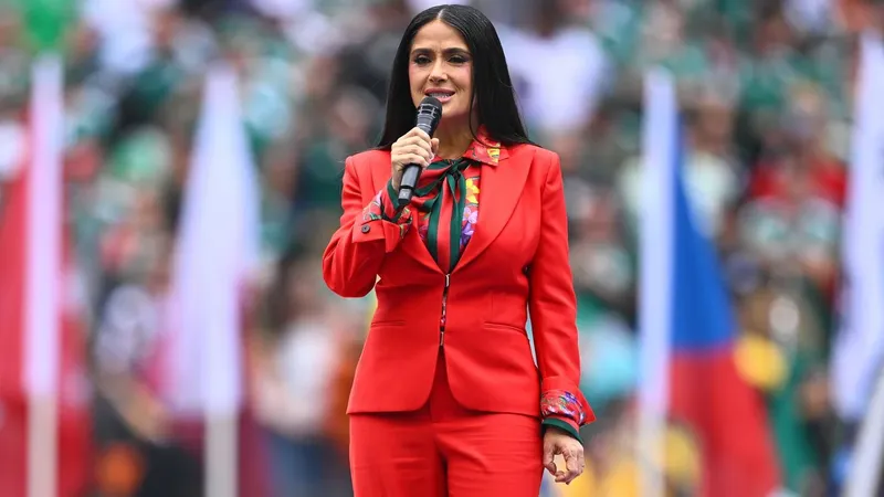 Salma Hayek hace historia con un traje rojo mexicano hecho a la medida en la Inauguración del Mundial 2026