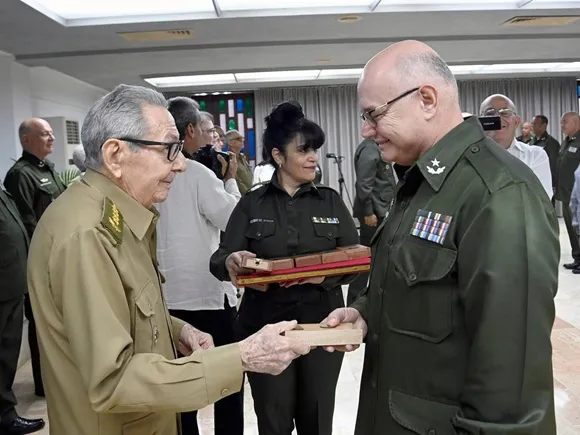 Raúl y Díaz-Canel presiden actos de ascensos y condecoraciones a oficiales del Minint