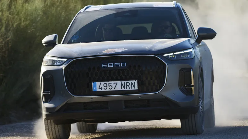 El EBRO s900 PHEV con tracción total nos demuestra hasta dónde puede llegar este híbrido enchufable cuando se acaba el asfalto